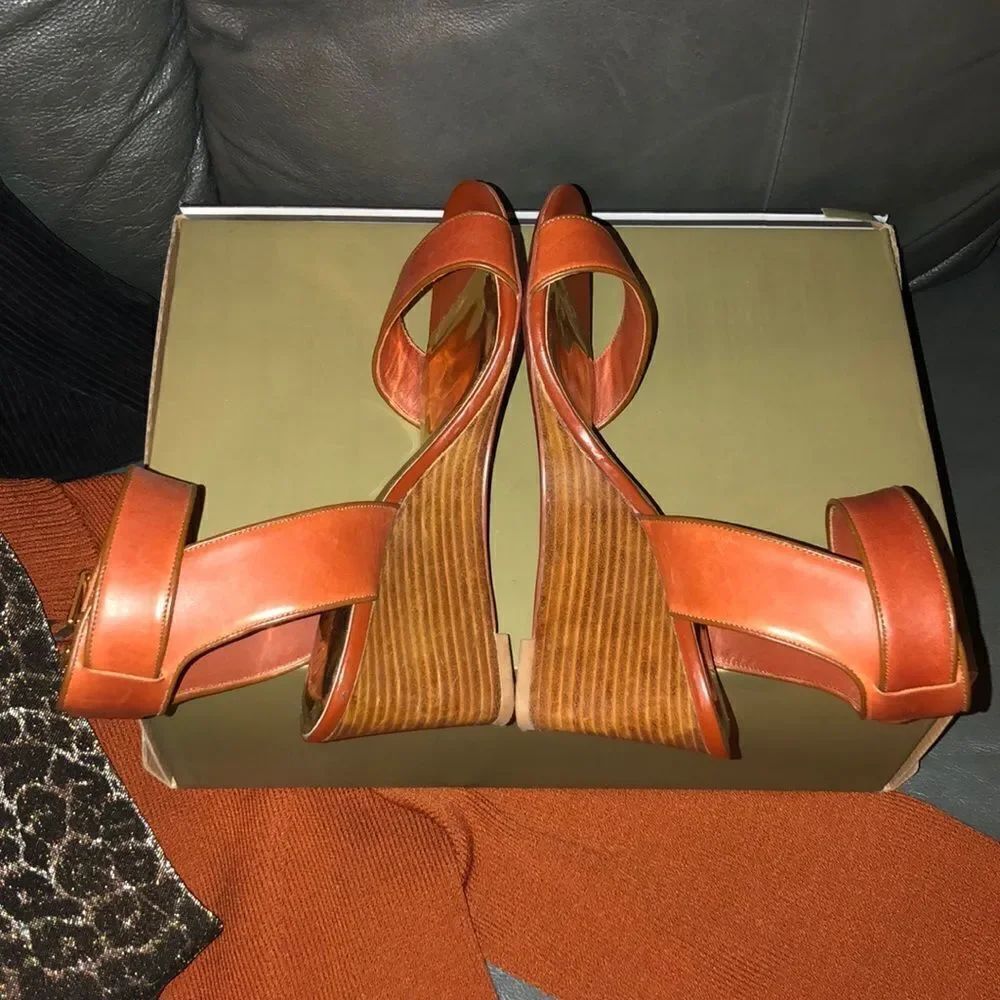 Ted Baker 39 Lernox Camel Brown Trim Stacked Wedge Sandals Gold Tone Hardware - Picture 9 of 16